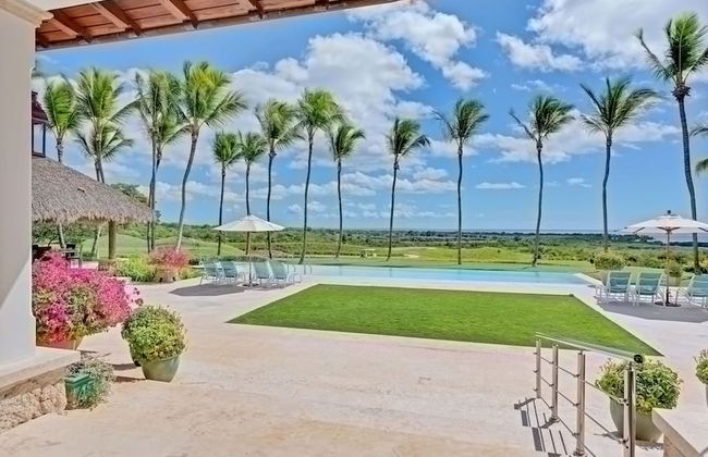 Magnificent Eight Bedroom Holiday Home - Photo 19