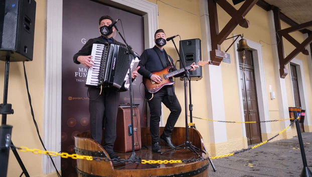 Apresentações na parada do trem Maria Fumaça