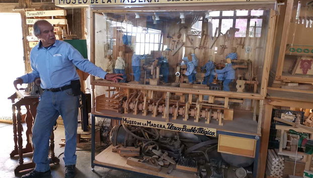 Atendiendo a las explicaciones del guía