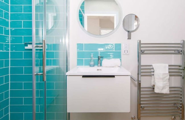 Mariners Stylish Beachside Getaway With Sea Views - Photo 3