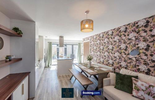 Luxury Retreat For 10 Short Lets & Serviced Accommodation Manchester with Hot Tub and Spacious Garden - Foto 13