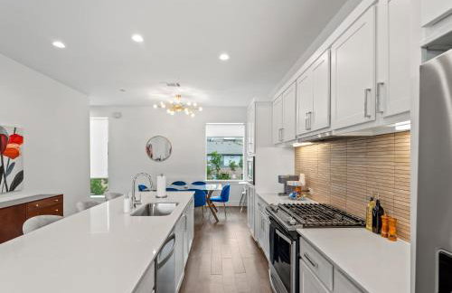 Modern Dallas Townhome with Private Rooftop, City View, Private Parking & Grill - Photo 1