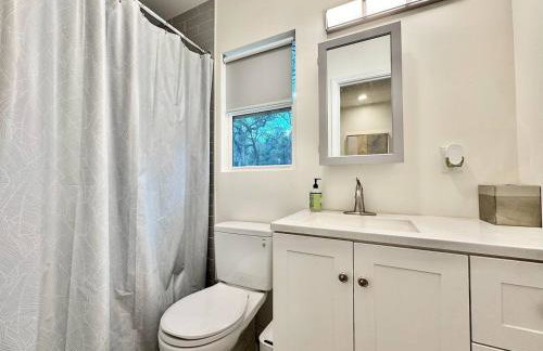 Unique Container, Home 20 Acres, Modern Stay - Photo 10