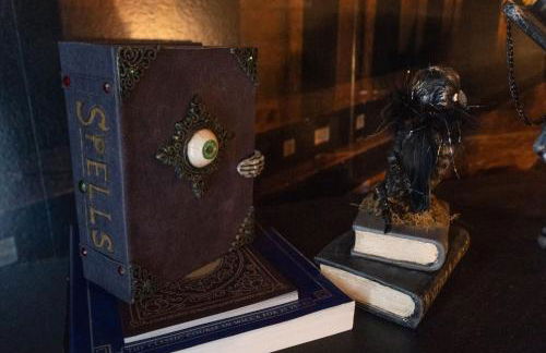 4BR Themed Stay Suite Near NC State Downtown Sleeps 10 - Foto 31