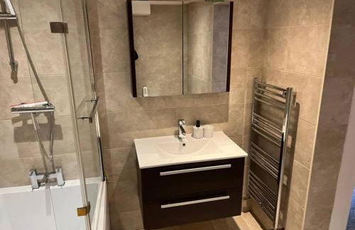 Stylish 1 Bedroom, 2 bed Basement Flat With Free Parking - Photo 5