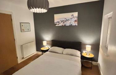 Comfortable 1BR House with Fast WiFi & Near Transport by AltoLuxo Short Lets & Serviced Accommodation - Foto 2