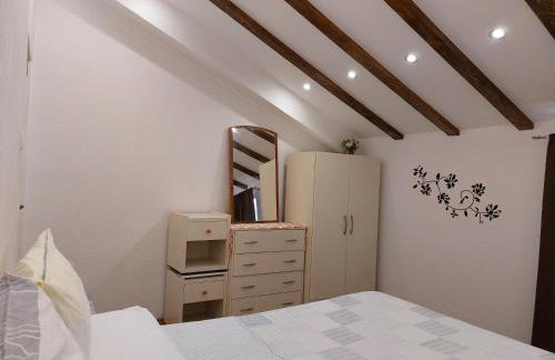 Homey 1 bedroom Apt 5 min Walk to Split Old Town & Bacvice Beach - Photo 18