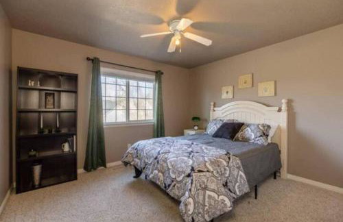 Prime Location The Village Green Room Desk - Foto 5