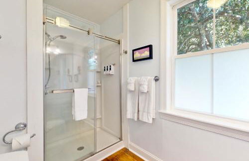 Dog-friendly cottage across from the water in a walkable neighborhood - Foto 18