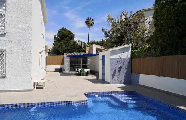 Villa con gran piscina en zona residencial - Photo 14