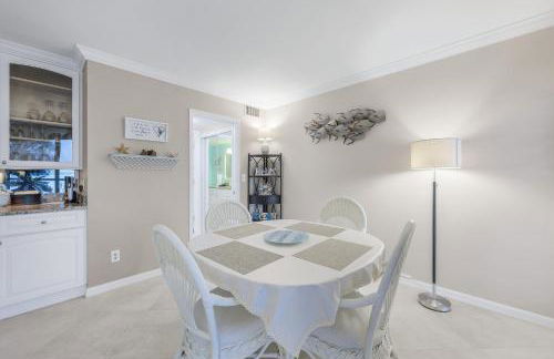 Waterfront Island Oasis! Heated Pool with Stunning View & 2 Full Bath - Foto 22