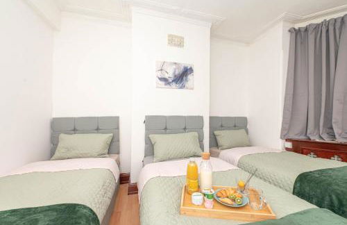 Xtra Large 4 Bedroom House with Heating Sleeps 14 Near Station and ExCeL - Foto 33