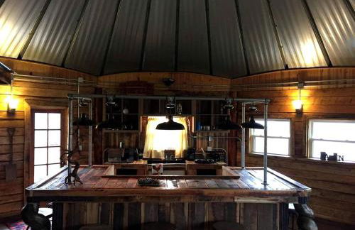 Rustic Octagon-Shaped Cabin for a Glamping Getaway near Huntington, West Virginia - Foto 12