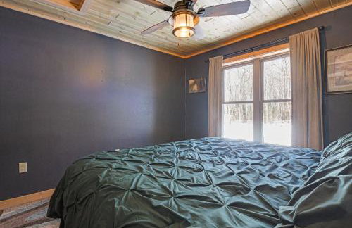 Northwoods Escape Lakeside Retreat with Deck - Foto 10