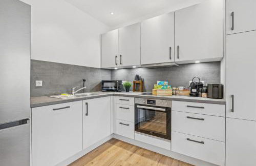 BAT Home Solutions Saarburg Altstadt - alles was ein Hotel nicht bietet - 3 Apartments 45 bis 75 qm für bis zu 12 Personen - direkt unter der Burg - 2 Min zur Altstadt - Weinbergblick, Heimkino und E-Ladesäulen - Foto 32