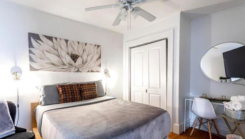 The Gold Room near downtown trains fast wifi - Photo 4