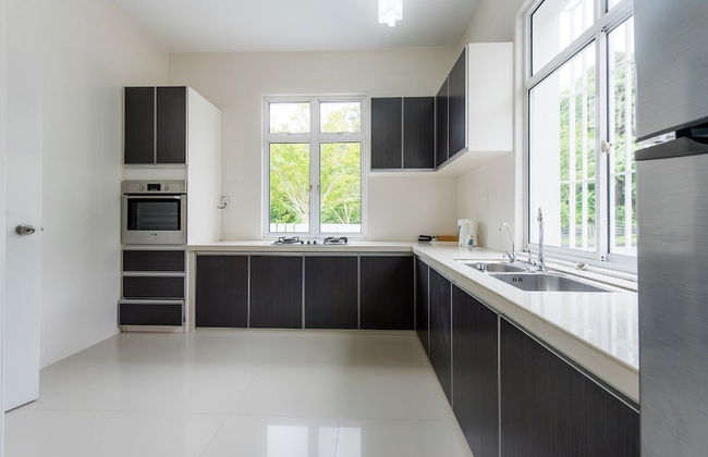 New Corner Shamrock Beach Villas Seaview - Photo 46