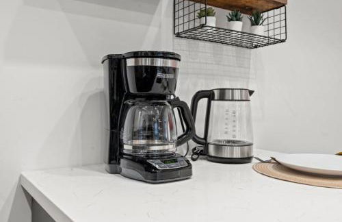 Charming LUXE 1BR, Free Parking, Kitchen and Laundry - Foto 21