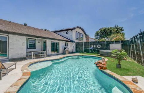 Perfect Getaway Home w Pool Jacuzzi Cinema Room - Photo 33