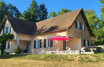 Lovely Modern 6-Bed Retreat Near 3 Swimming Lakes, Perfect for Families - Foto 1