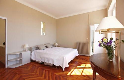 PALMERAIE - Magnifique appartement d'époque avec Vue Mer 4 personnes avec terrasse Le Port Nice - Photo 19