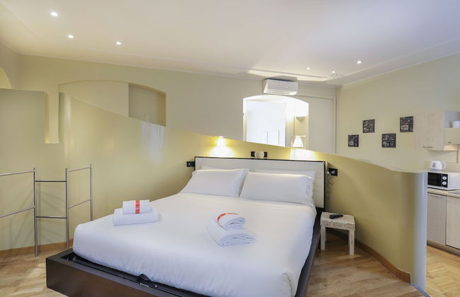 At Home Heart of Milan - Design Duomo Apartment - Photo 2