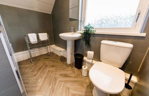 Spacious 2Bed - Great for Contractors - Driveway&Garden - Foto 17