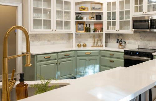 Sink into the Luxe Corner Tub at an Upscale, Spacious Home - Foto 7