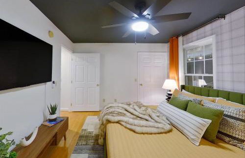 Newly Renovated Luxe Home near Asheville | Pool, Hot Tub, Theater & Games! - Foto 32