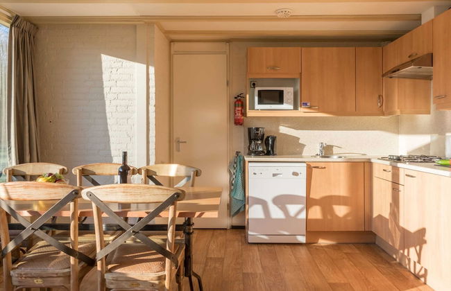 Bungalow in Green Haven of the Netherlands - Photo 3