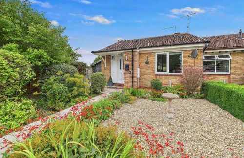 Bijou Abode- bungalow with free private parking - Foto 1