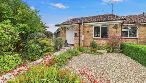 Bijou Abode- bungalow with free private parking - Foto 1