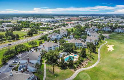 3-BR Condo with Dreamy Balcony Views, Walk to Pool - Foto 63