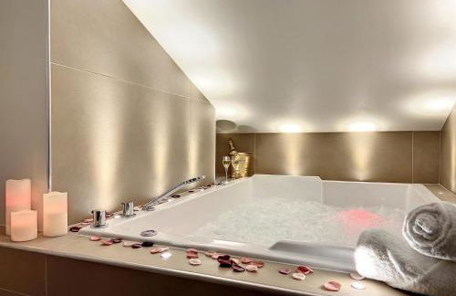 Cocon Blanc câlin avec Jacuzzi privatif - LoveRoom Insolite - Foto 12