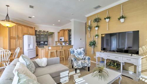 Bright and Sunny Riverview Oasis with Pool and Pond - Foto 3