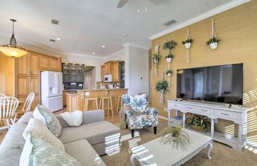 Bright and Sunny Riverview Oasis with Pool and Pond - Foto 3