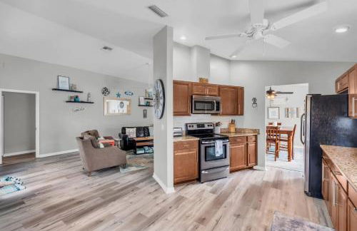 Charming Heated Pool Home - 3 miles to the Beach, Pet and Family Friendly -Available Year Round! - Photo 11