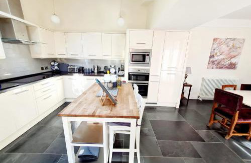 Boutique Family Friendly Home Wadebridge Cornwall, 2 living rooms, superking beds, garden, parking for 3 cars - Foto 10