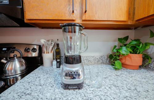 The Orange Lounge - 8 min to KU & Mass - Photo 47