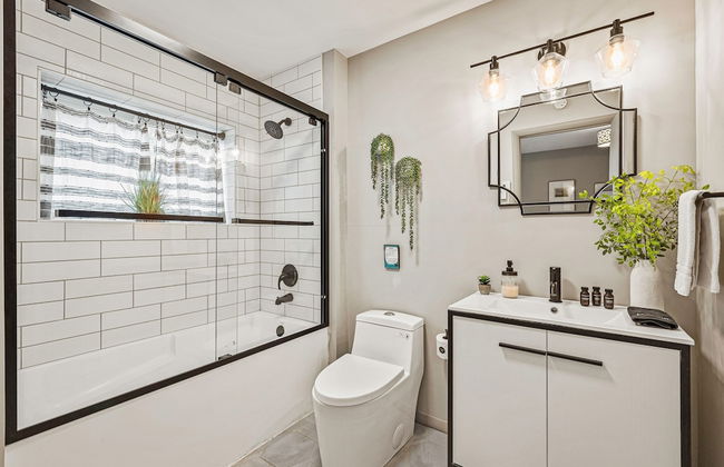 Emerald Bluff by Avantstay Lake Views Deck Fire Pit Game Room - Photo 34