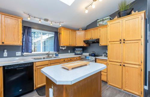 Charming 3-Bedroom Home in Bend with Hot Tub Game Room & Spacious Family Dining - Foto 11