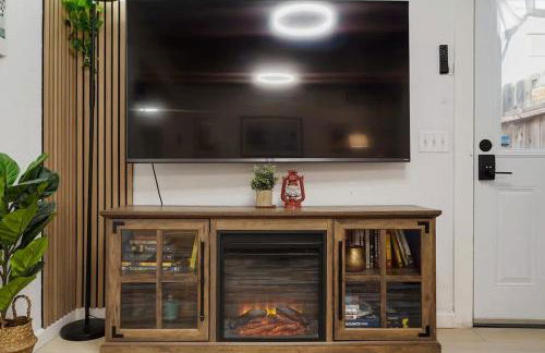 Beach Block 2-Bed with Coastal Palm Trees and Yard - Photo 9