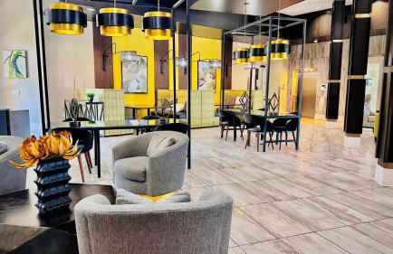 Lux Modern Apartment with Pool View & Prime Location - Foto 6