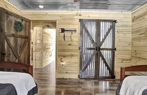 Rustic Barn Retreat w Hot Tub Game Room & FirePit - Foto 18