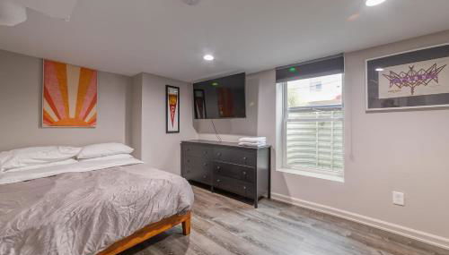 3 Bedroom Greek Revival Cottage Walk to Big House - Foto 5