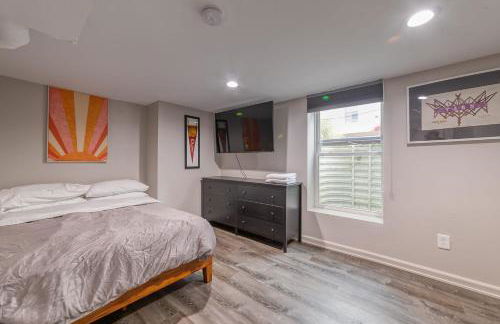 3 Bedroom Greek Revival Cottage Walk to Big House - Foto 5