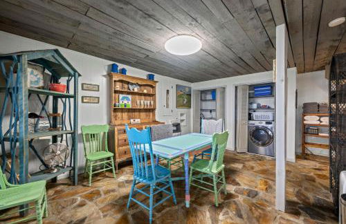 A-Frame with VIEWS - Walk to Downtown and Park - Pets OK - Foto 36