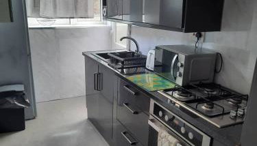 L & J Escapes - 8 Bedrooms suitable for Contractors and Families- Private parking available for 6 vehicles - Foto 4