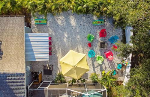 Luxury heated-pool home blocks from the beach - Foto 1