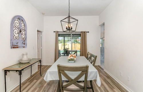 Spacious Luxury Pool Home Oasis - 8mi to Airport - Foto 11